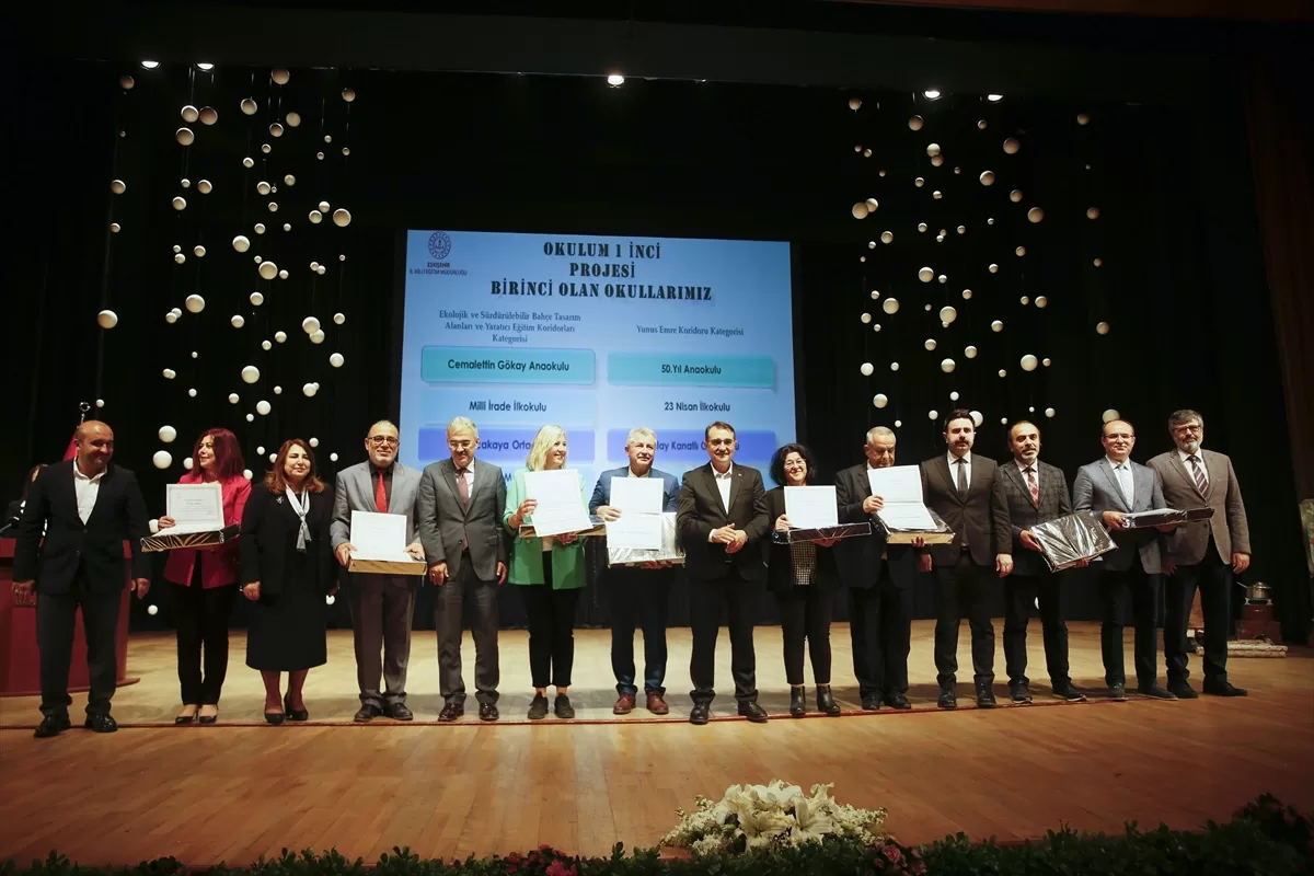Bakan Dönmez, Eskişehir'de “Okulum Bir İnci Projesi Ödül Töreni”nde konuştu: