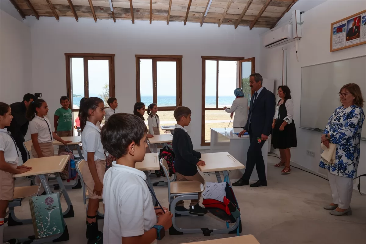 Bakan Özer, İzmir'de açılışı yapılan köy yaşam merkezinde incelemelerde bulundu