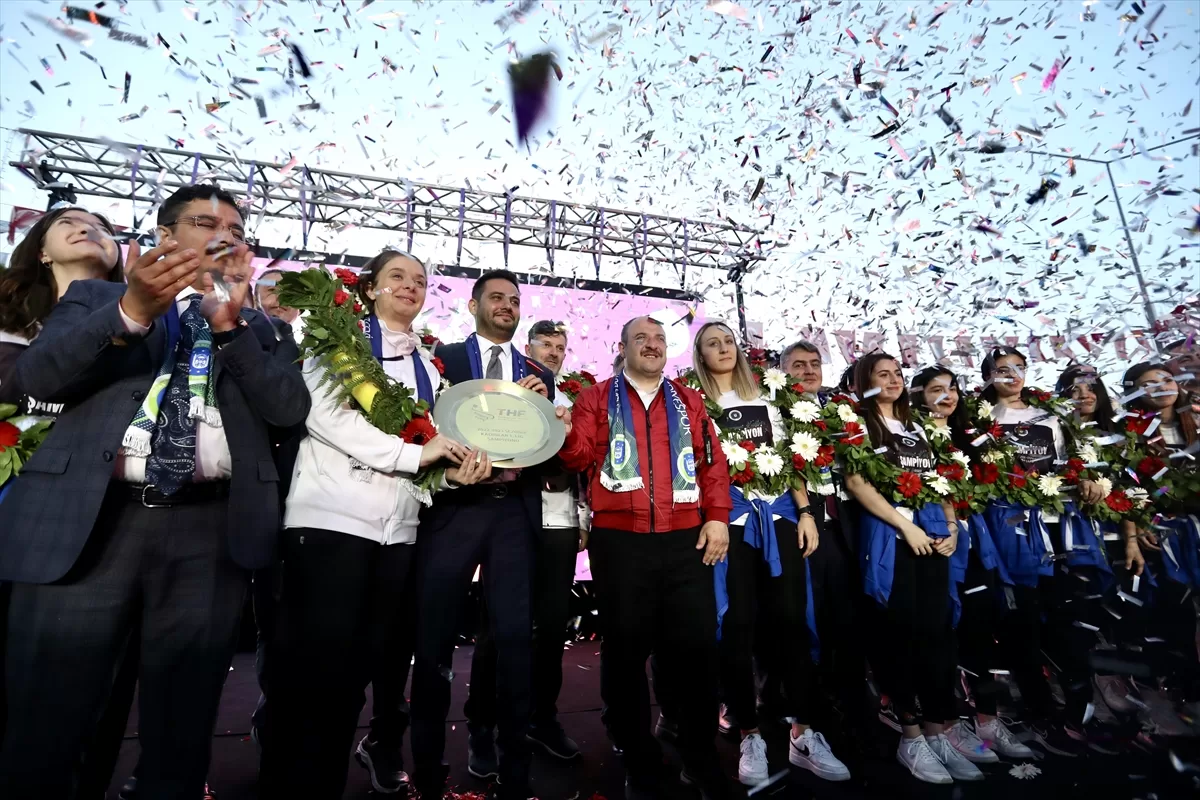 Bakan Varank, Bursa Büyükşehir Belediyespor Kulübü Kadın Hentbol Takımı'nın şampiyonluk kutlamalarına katıldı