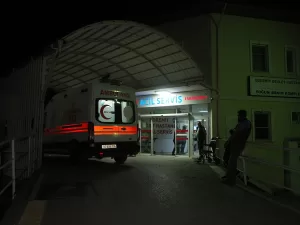 BALIKESİR (AA) – Balıkesir'in Edremit ilçesinde yedikleri yemekten zehirlendikleri şüphesiyle