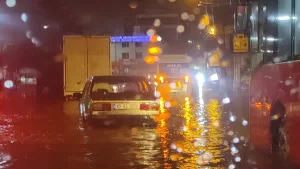 BALIKESİR (AA) – Balıkesir'de etkili olan kuvvetli yağış, hayatı olumsuz