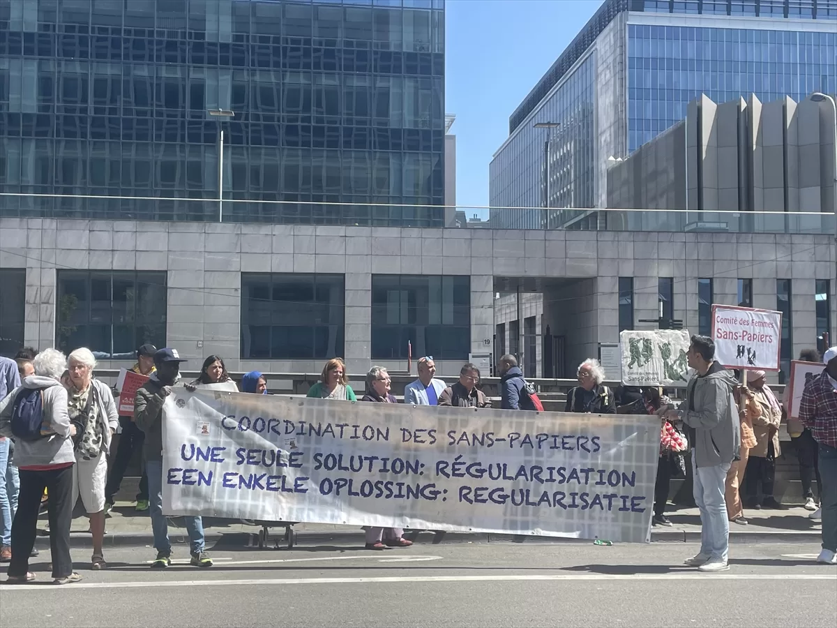 Belçika'da yıllardır yasal belgesi olmadan yaşayan “kağıtsızlar” hükümeti protesto etti