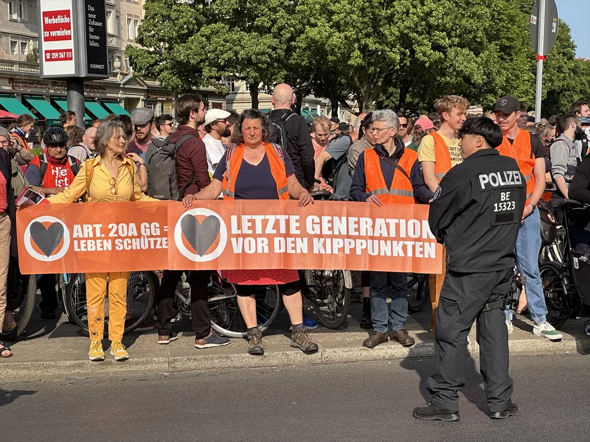 Berlin’de çevreci grup “Son Kuşak”a destek için yürüyüş düzenlendi