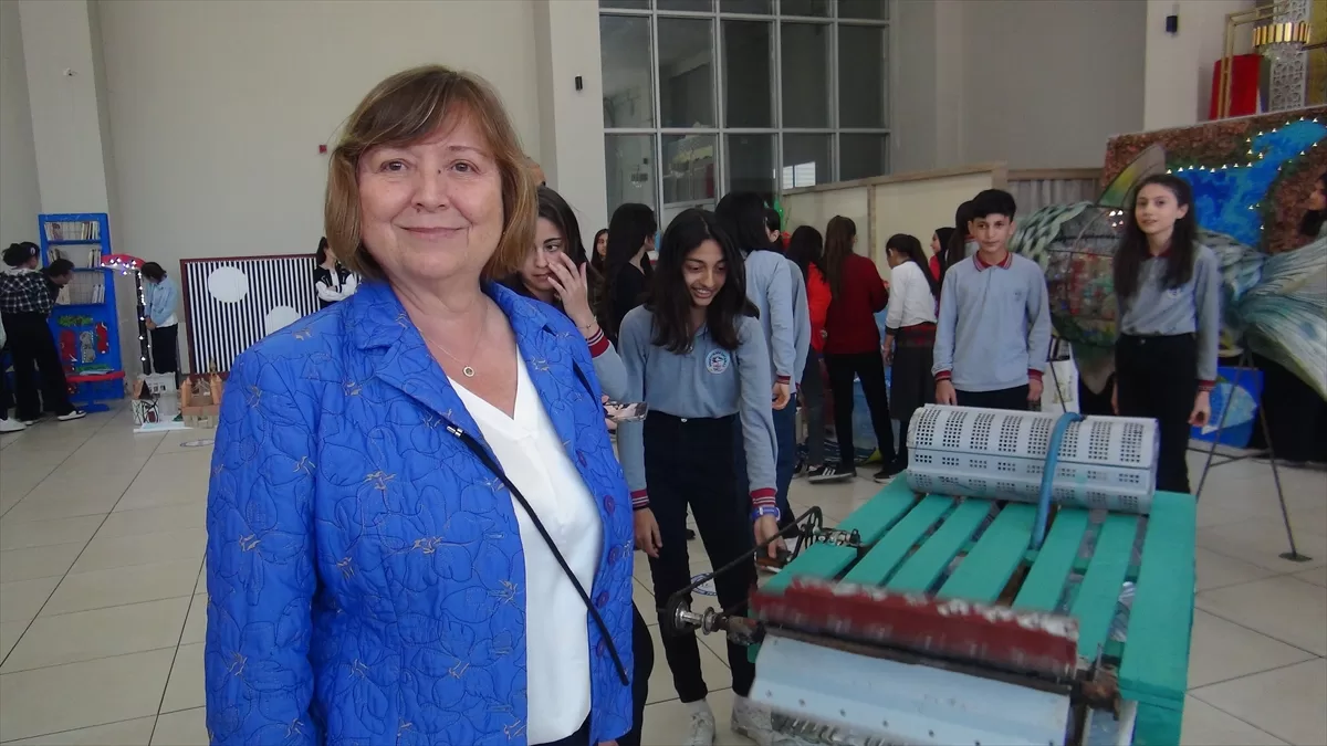 Bitlis'te öğrencilerin geri dönüşüm malzemelerinden yaptığı eserler sergilendi