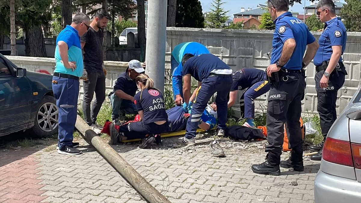 Bolu'da bakım yaptığı direk devrilen işçi yaralandı