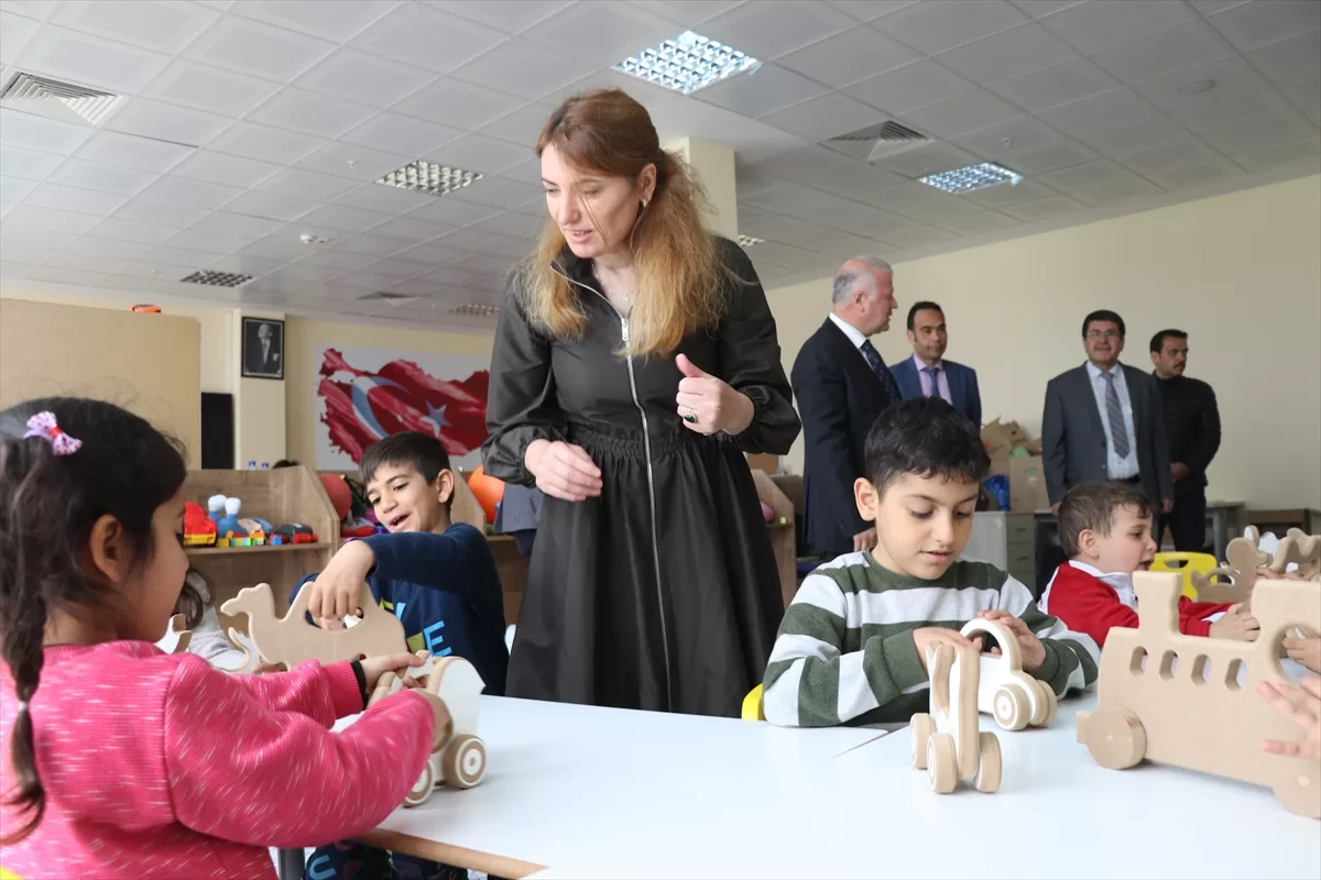 Burdur'da meslek liseliler ürettikleri oyuncaklarla depremzede çocukların yüzünü güldürdü