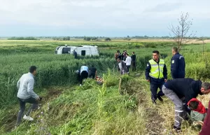 BURSA (AA) – Bursa'da lastiğinin patlamasıyla tarlaya devrilen işçi servisindeki