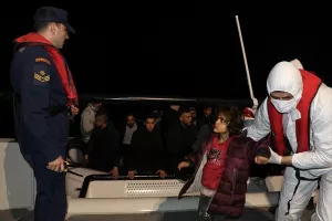 ÇANAKKALE (AA) – Çanakkale'nin Ayvacık ilçesi açıklarında, lastik bottaki 27