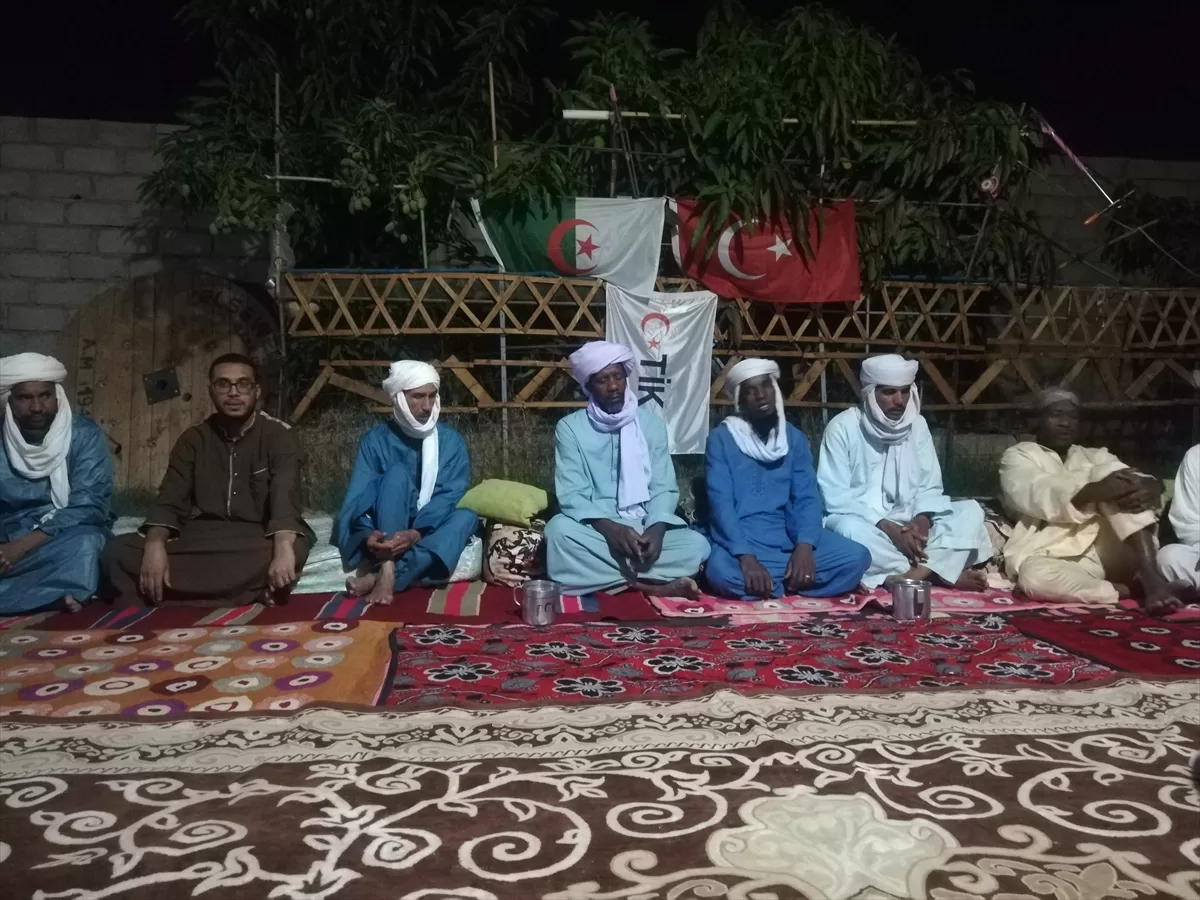 Cezayir’deki Tuareg hafızlar Türkiye’deki depremlerde hayatını kaybedenler için Kur’an okudu