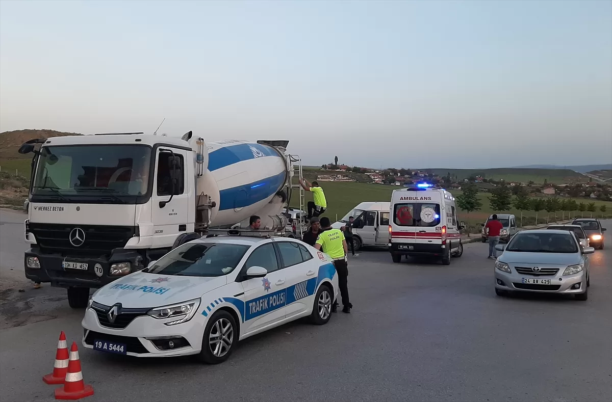 Çorum’da beton mikseriyle çarpışan otomobildeki 6 kişi yaralandı