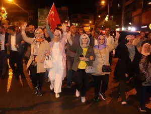 - Erzurum, Iğdır, Ağrı, Kars, Ardahan ve Erzincan'da toplanan vatandaşlar,