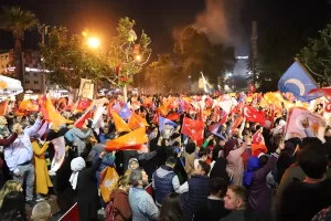 - İzmir, Aydın, Denizli, Manisa ve Uşak'ta sokak ve meydanlarda