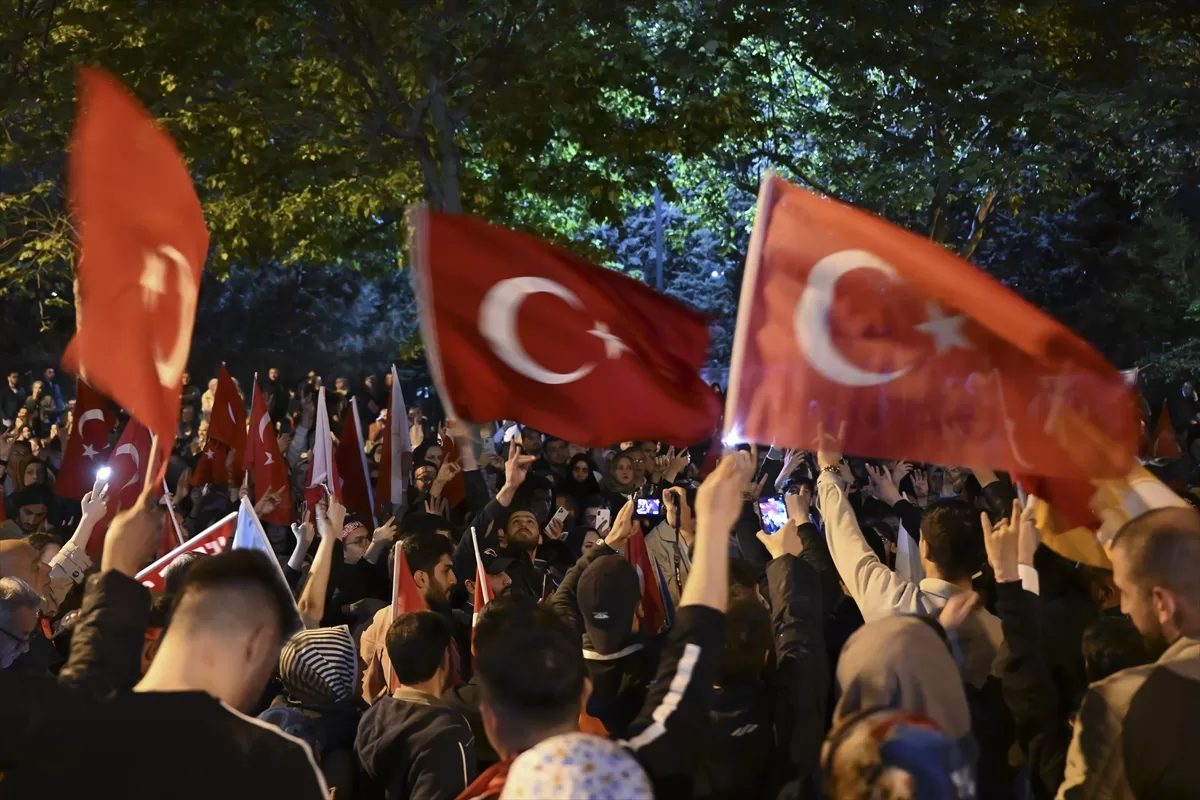 AK Parti İstanbul İl Başkanlığı önünde seçim heyecanı