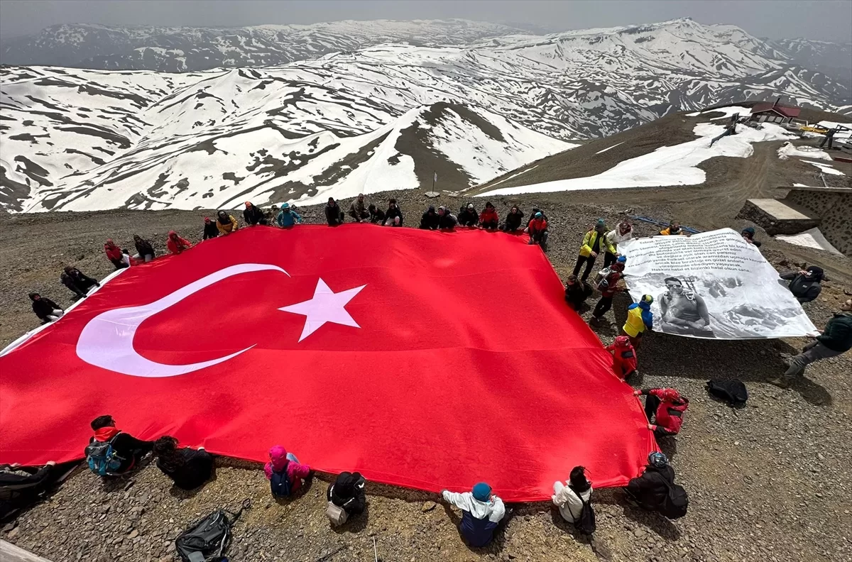 Dağcılar 19 Mayıs'ı Palandöken'in 3 bin 200 rakımlı zirvesinde kutladı