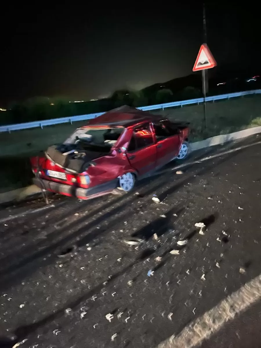 Denizli'de kamyonetle çarpışan otomobildeki 3 kişi öldü