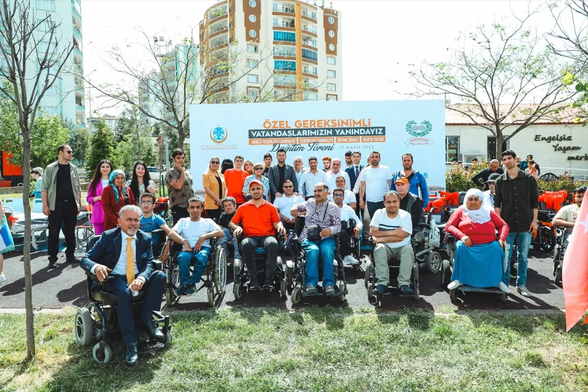 Diyarbakır'da özel gereksinimli bireylere tekerlekli sandalye ve işitme cihazı desteği
