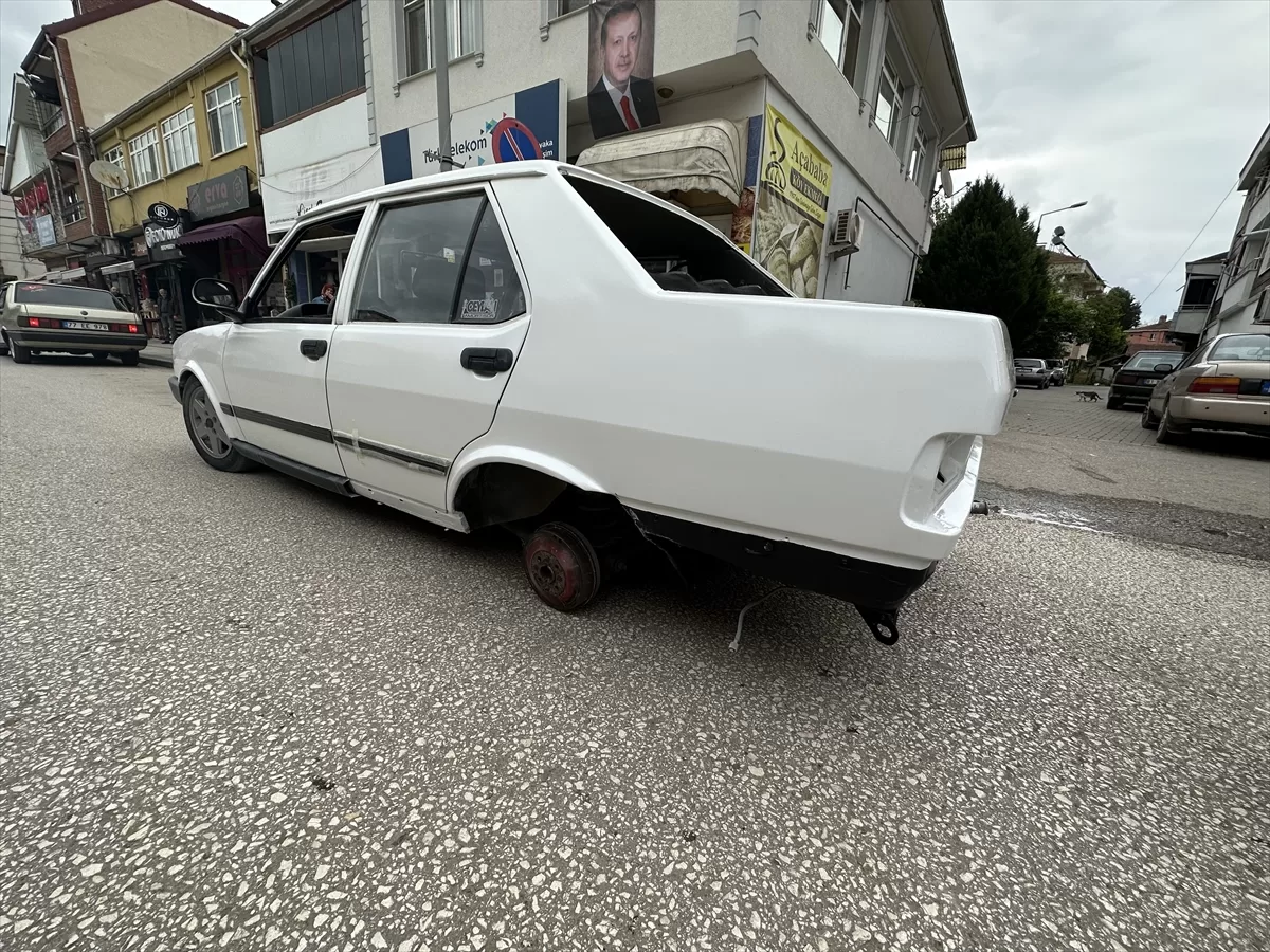 Düzce'de otomobilin tekerinin yola fırlama anı kamerada