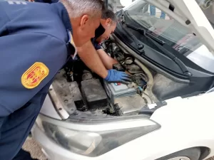 EDİRNE (AA) – Edirne'nin Keşan ilçesinde otomobilin motor kısmına sıkışan