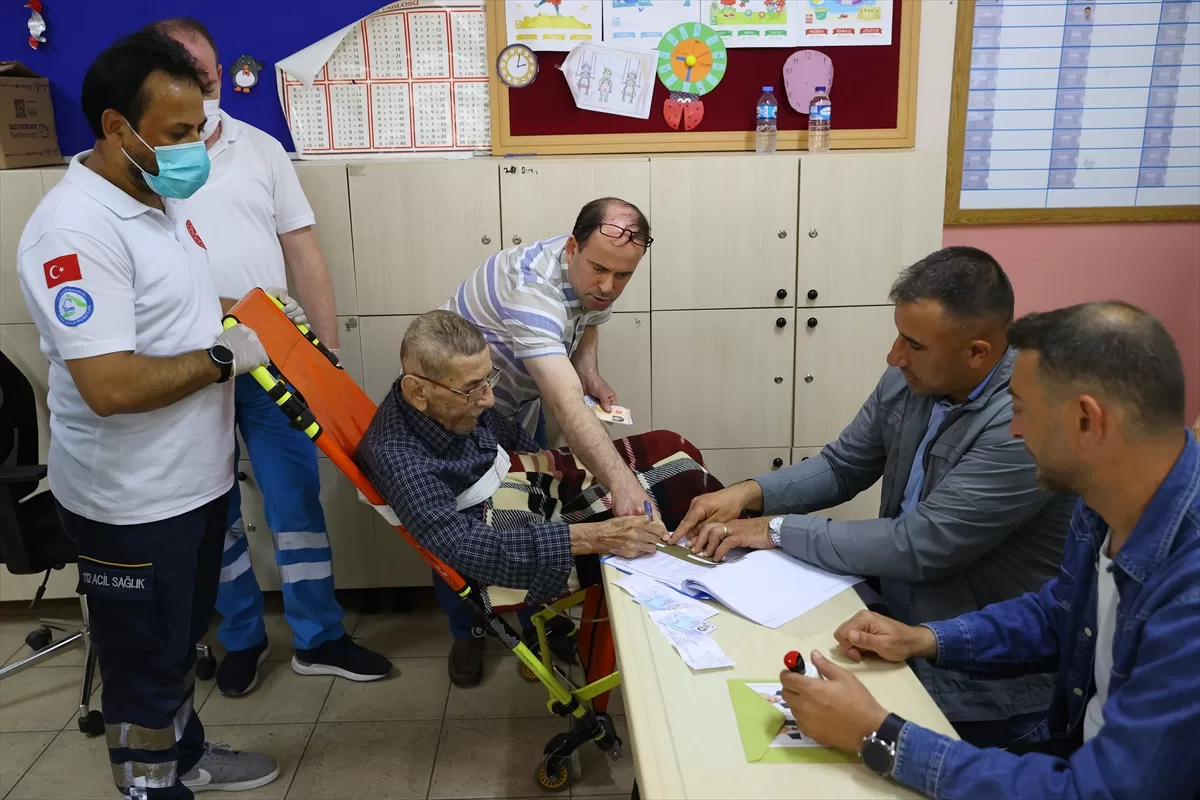 Edirne'de evde tedavi gören hastalar, ekiplerin yardımıyla oy kullandı