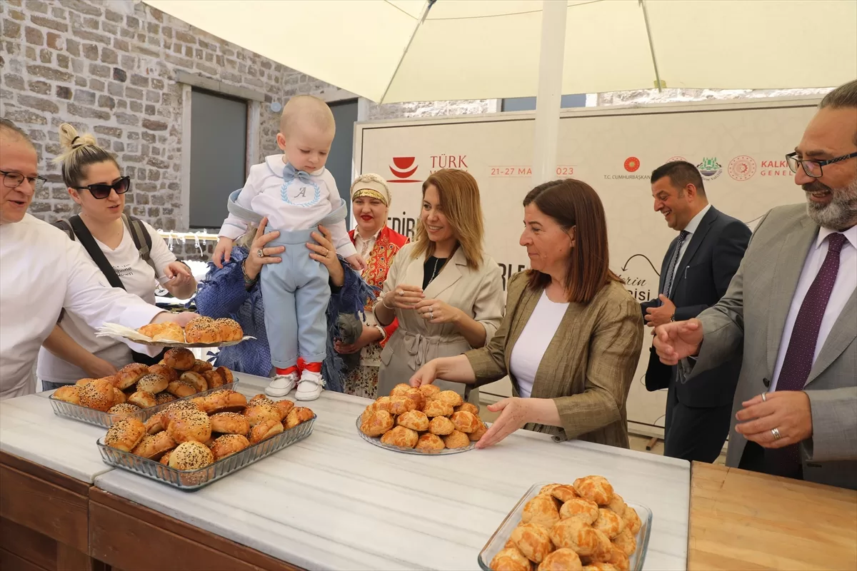 Edirne'de Türk Mutfağı Haftası etkinliklerinde “adım çöreği” ikram edildi