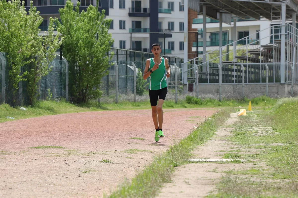 Elazığlı milli atlet, hem olimpiyat barajı için çalışıyor hem sporcu yetiştiriyor