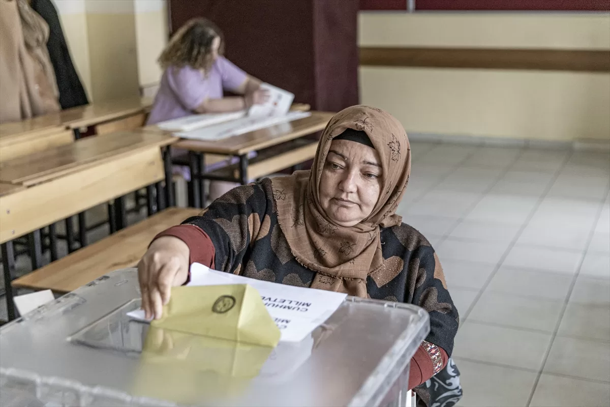 Erzurum'da bedensel engelliler sedye ile tekerlekli sandalyede oy kullandı