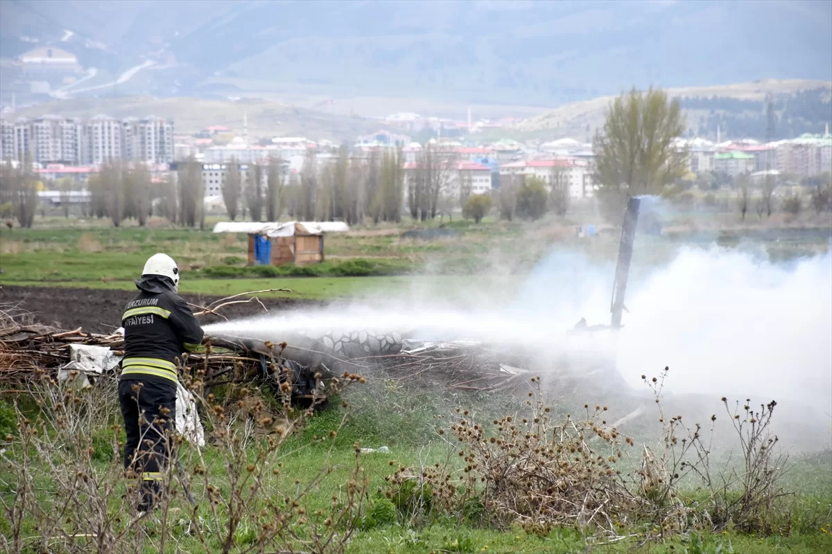 Erzurum'da yıldırım düşmesi sonucu çıkan yangında bahçe çardağı kullanılmaz hale geldi