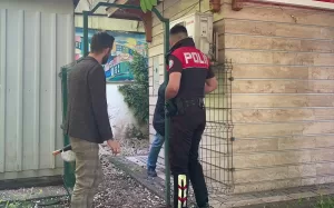 ESKİŞEHİR (AA) – Eskişehir'de bir bankaya ait bankamatiğe para yüklenirken