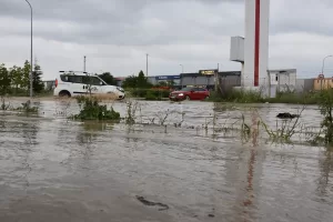 ESKİŞEHİR (AA) – Eskişehir'de sağanak nedeniyle bazı tramvay seferleri aksadı,