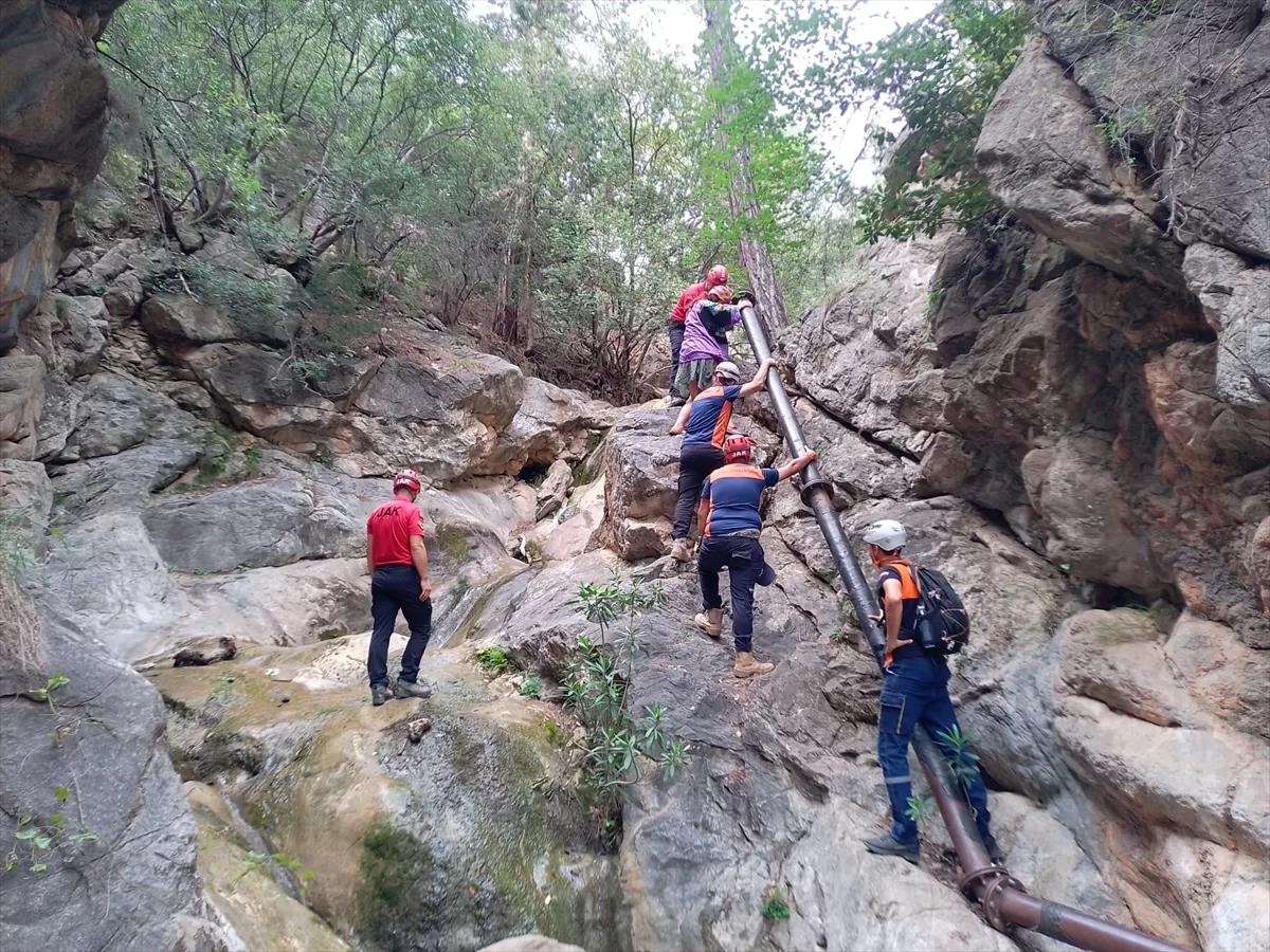 Fethiye'de kayalıklarda mahsur kalan iki kişi kurtarıldı