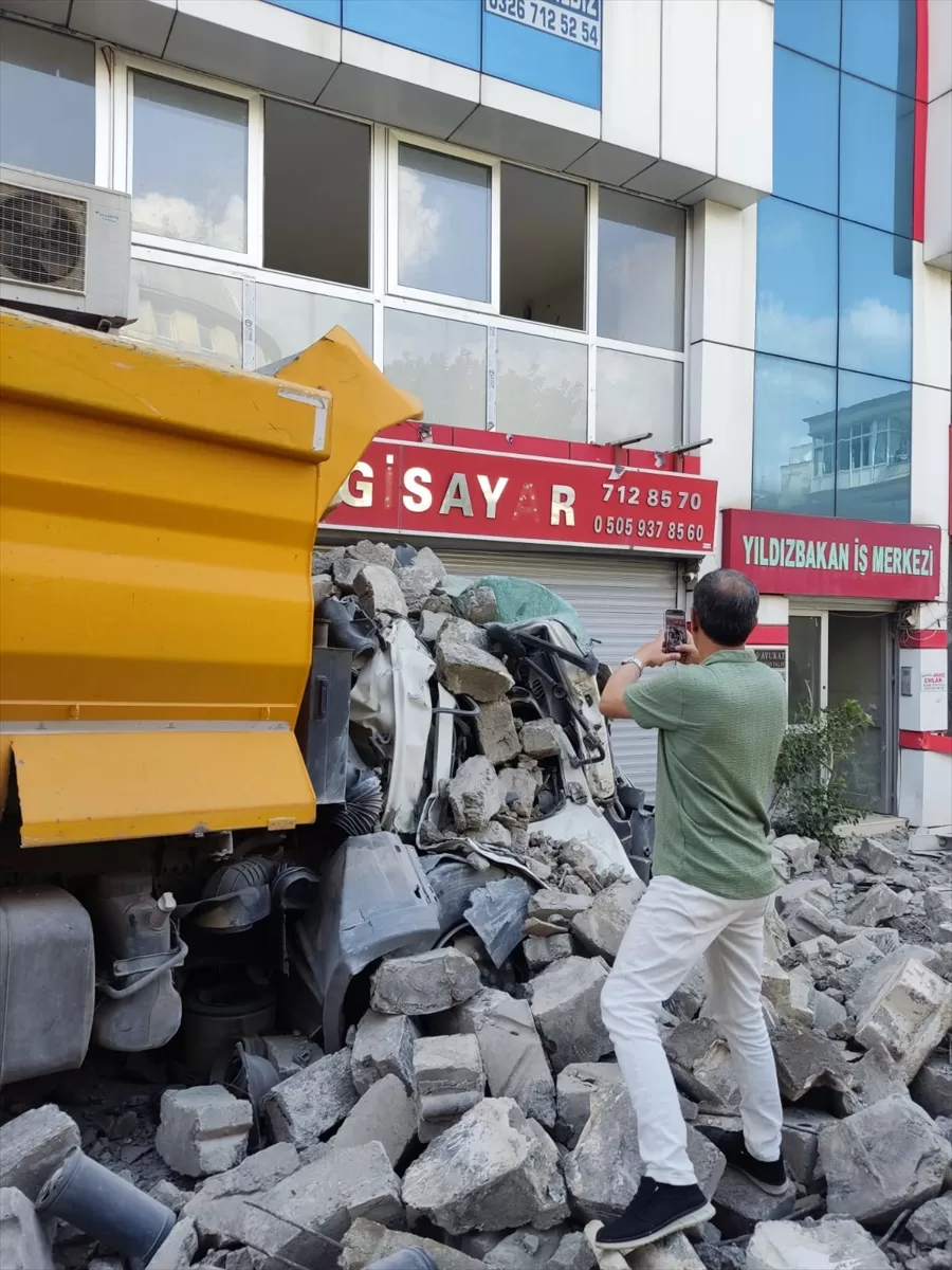 Hatay'da hasarlı minarenin kontrollü yıkımında 2 iş yeri ve 1 kamyon zarar gördü