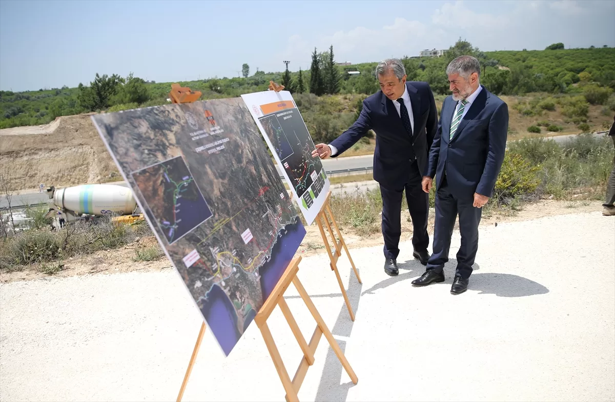 Hazine ve Maliye Bakanı Nebati, Mersin'de otoyol projesini inceledi: