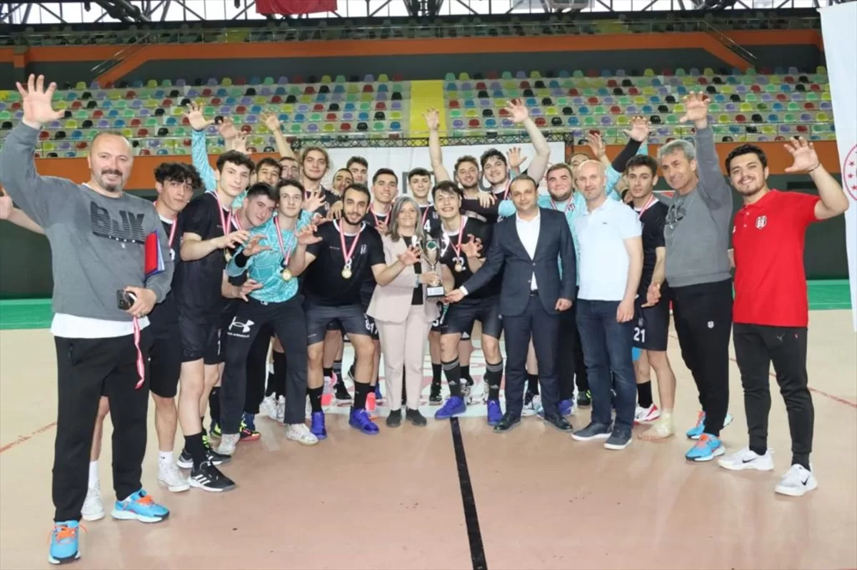 Hentbol genç erkeklerde Beşiktaş Yurtbay Seramik şampiyon oldu