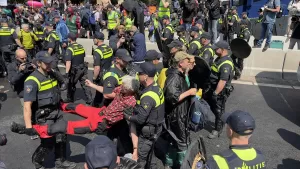 LAHEY (AA) – Hollanda'da polis, idari başkent Lahey'de parlamentoya giden