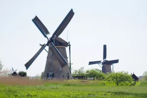 - UNESCO Dünya Miras Geçici Listesi'ndeki Kinderdijk köyünde ve ülke
