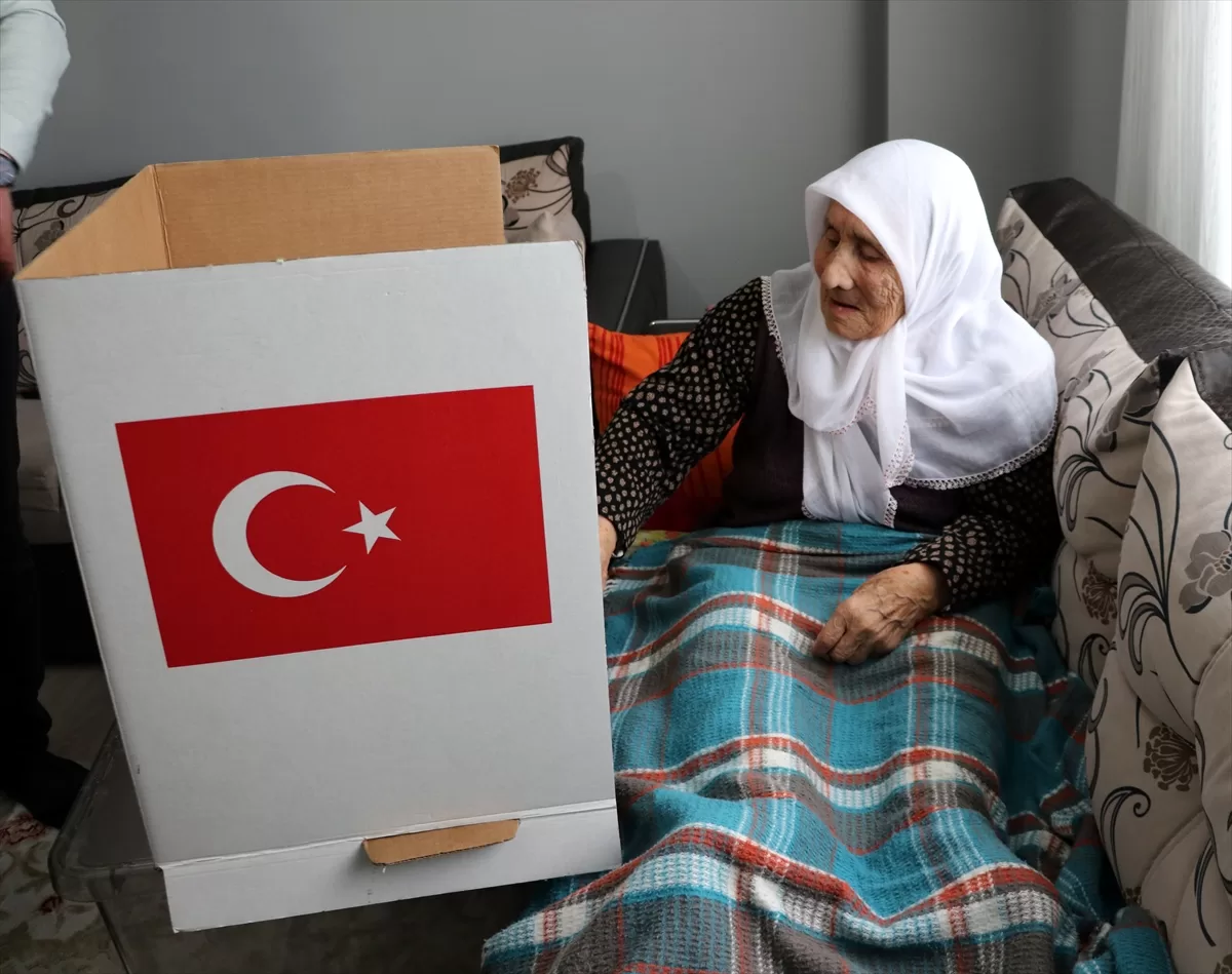 İç Anadolu'da hasta ve engelli seçmen, görevlilerin yardımıyla oy kullandı