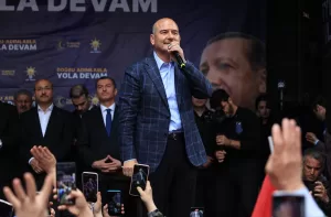 - "'Kasetin ürünü', 'kasetin cumhurbaşkanı' olmak istiyor şu anda. Millet