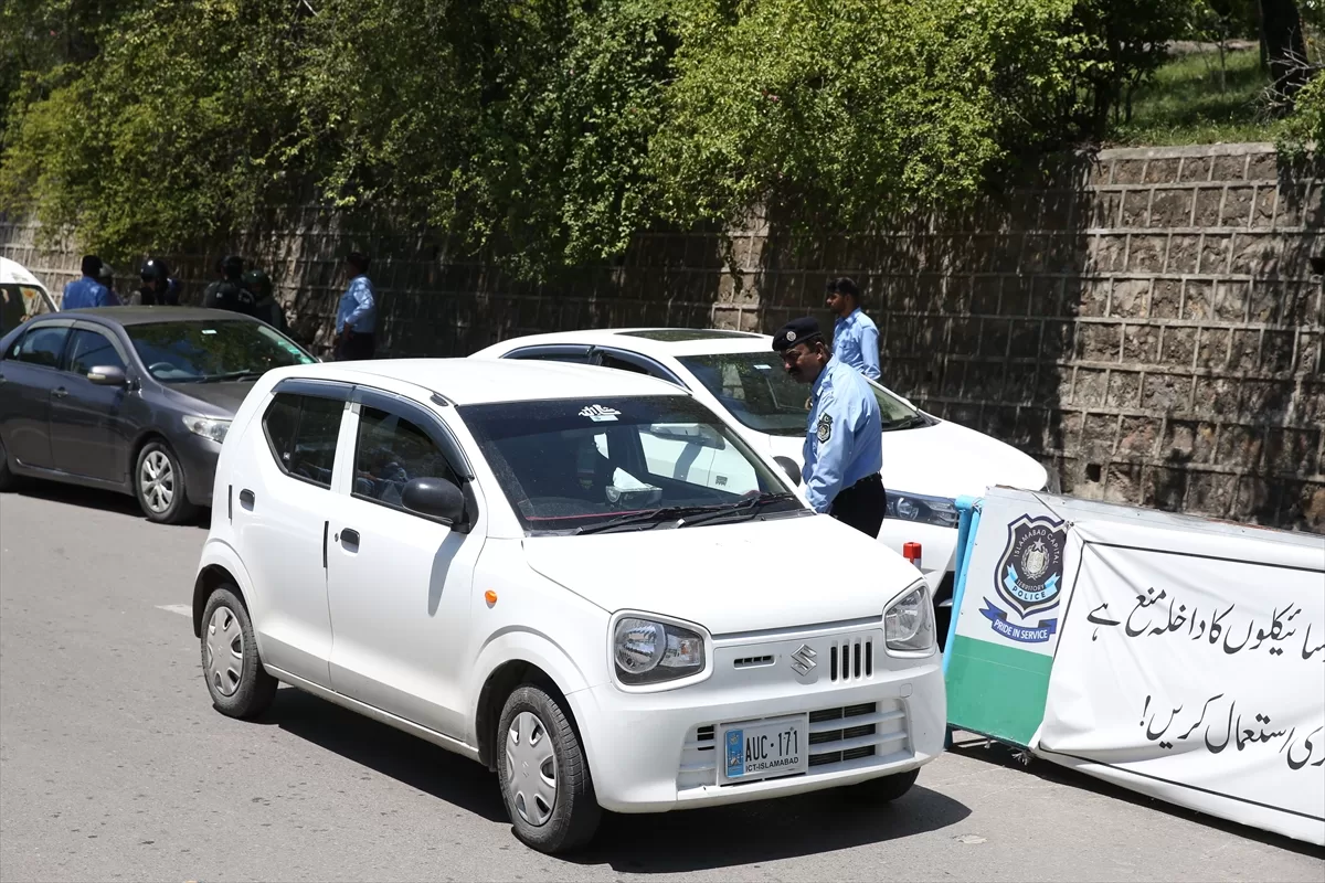 Eski Pakistan Başbakanı Han, yüksek güvenlik önlemleri altında duruşmaya çıkarıldı