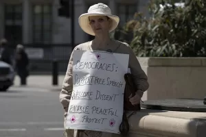 LONDRA (AA) – İngiltere'de polise daha fazla arama, durdurma ve