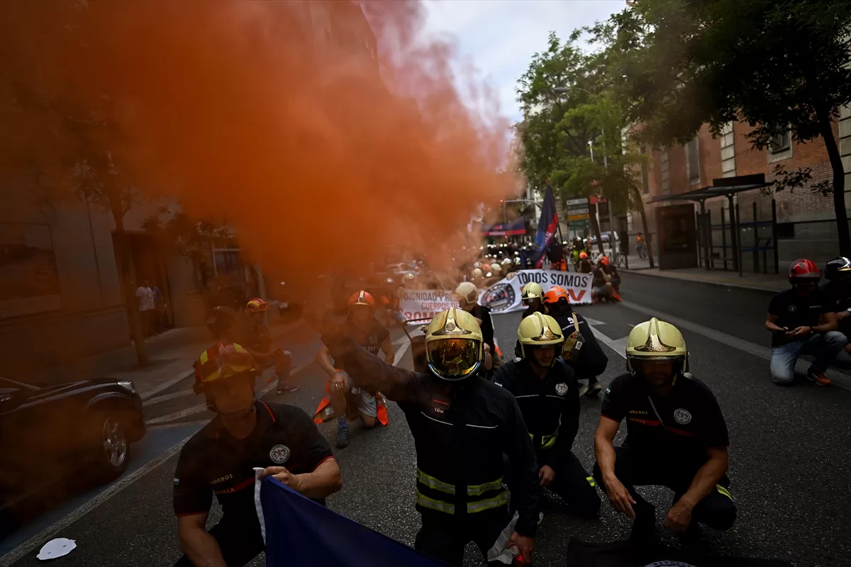 İspanya'da itfaiyeciler mecliste geciken yasal düzenlemeden dolayı Madrid'de gösteri yaptı