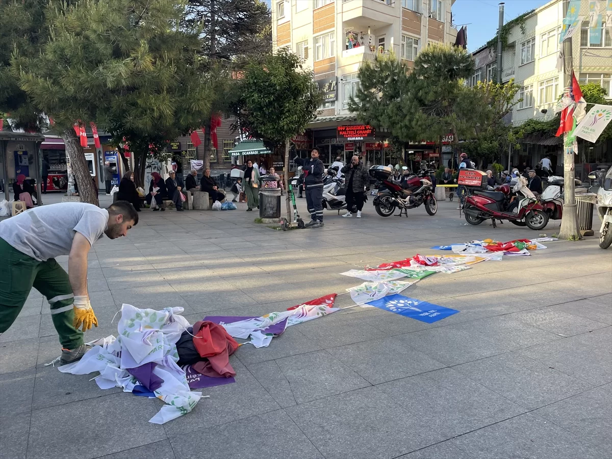 İstanbul'da siyasi partilerin bayrak ve pankartları toplanıyor