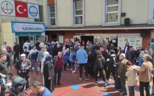 İSTANBUL (AA) – Gaziosmanpaşa Yıldıztabya İlkokulu önünde oy kullanmak isteyen