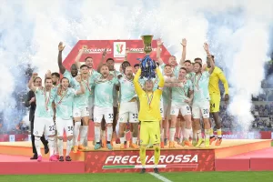 - Milli futbolcu Hakan Çalhanoğlu, Inter formasıyla üst üste 2.