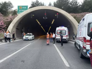 - Yoğun duman nedeniyle itfaiye ve sağlık ekipleri, araçlarında mahsur