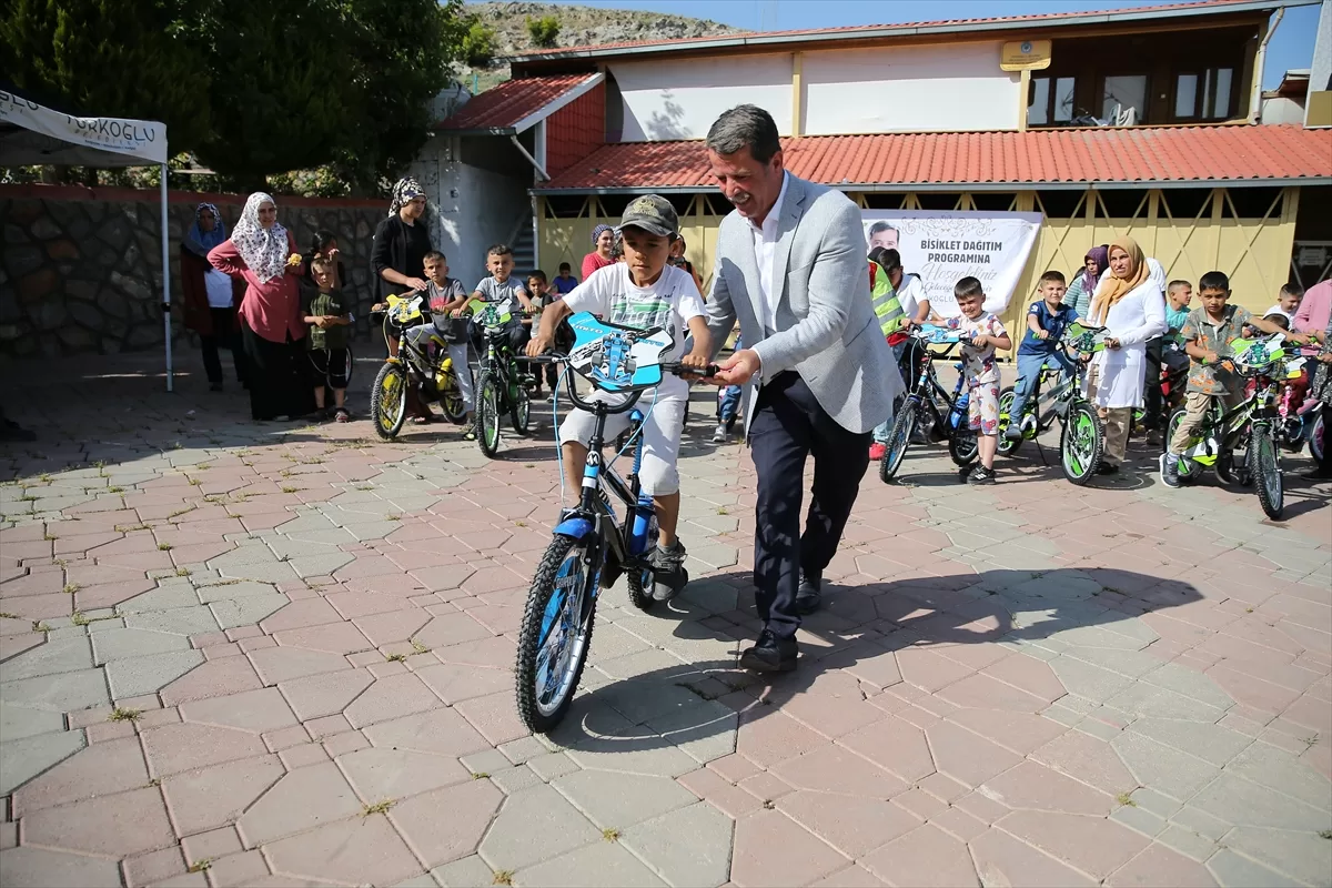 Kahramanmaraş'ta depremzede çocuklara 2 bin 400 bisiklet dağıtılıyor
