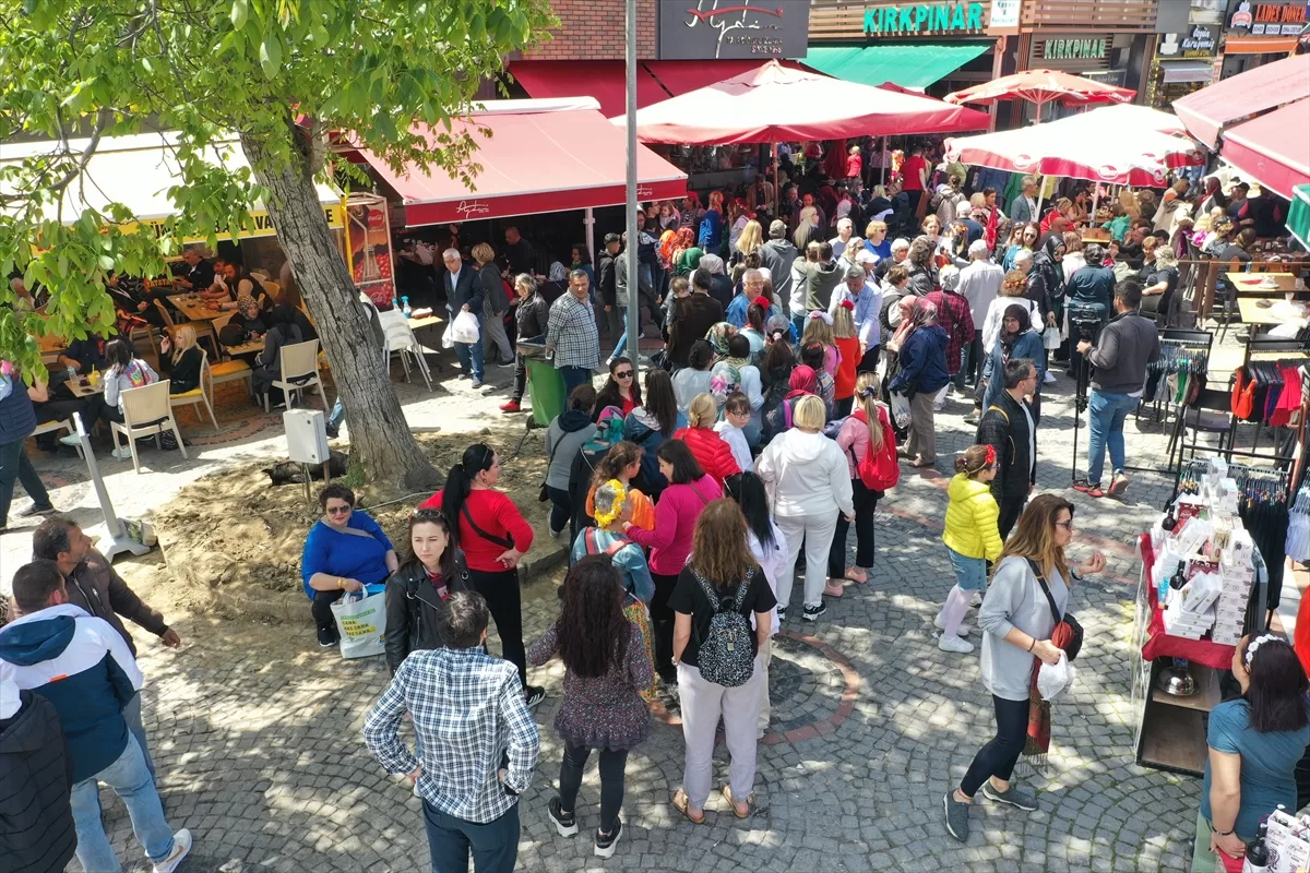 Kakava Şenlikleri için gelen turistler ciğercilerin önünde uzun kuyruklar oluşturdu