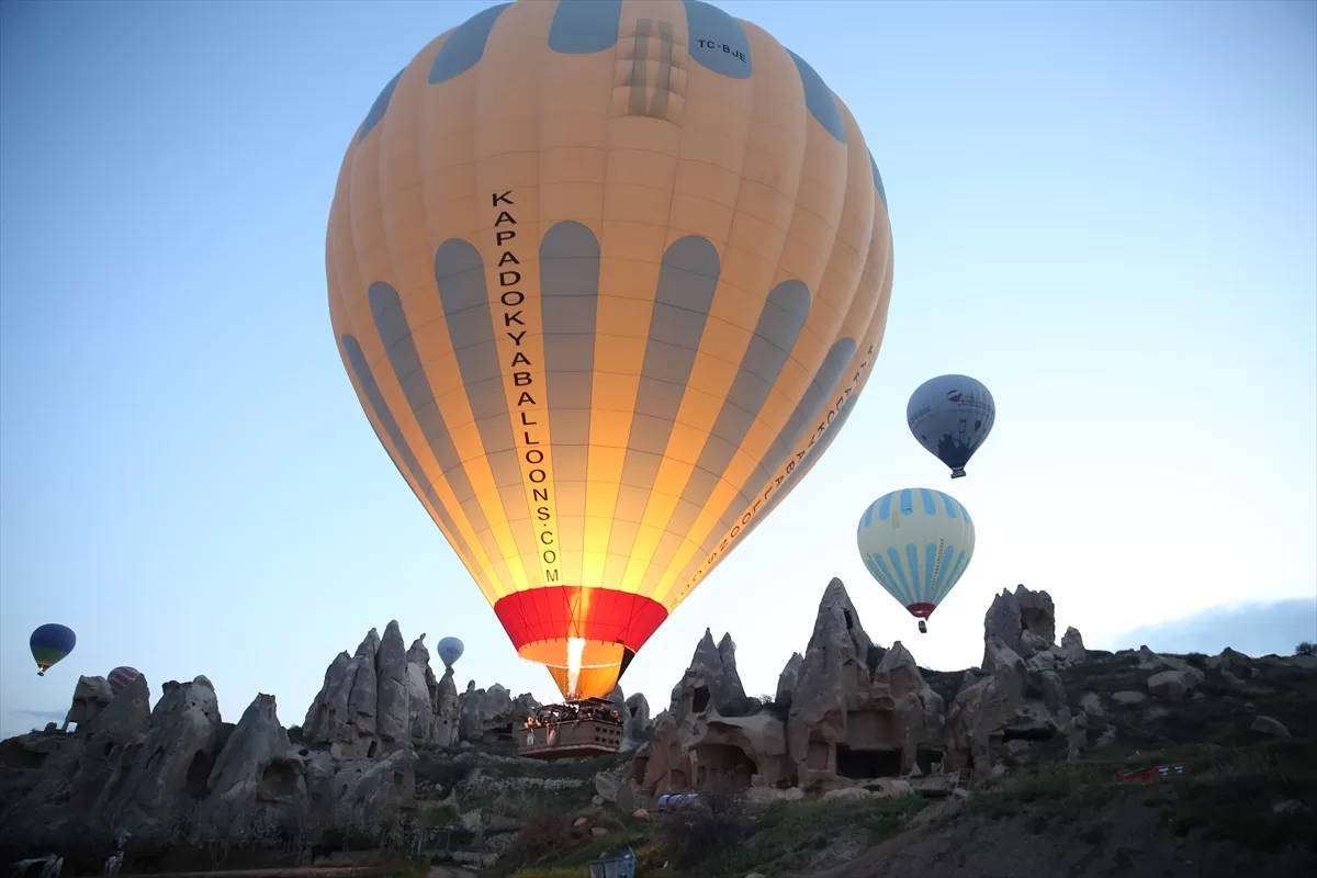 Kapadokya'da nisanda 30 binden fazla turist balon turuna katıldı