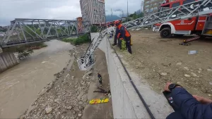 KARABÜK (AA) – Karabük’te 15 metre yükseklikten beton zemine düşen