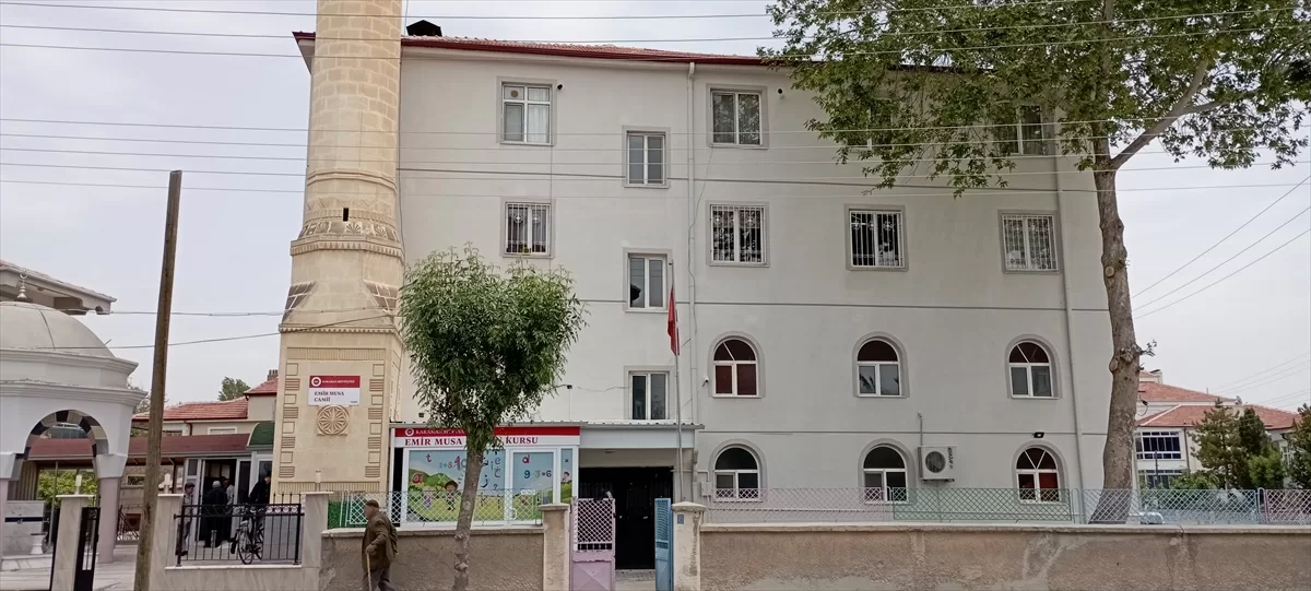 Karaman'da bir kişi caminin camlarını kırdı
