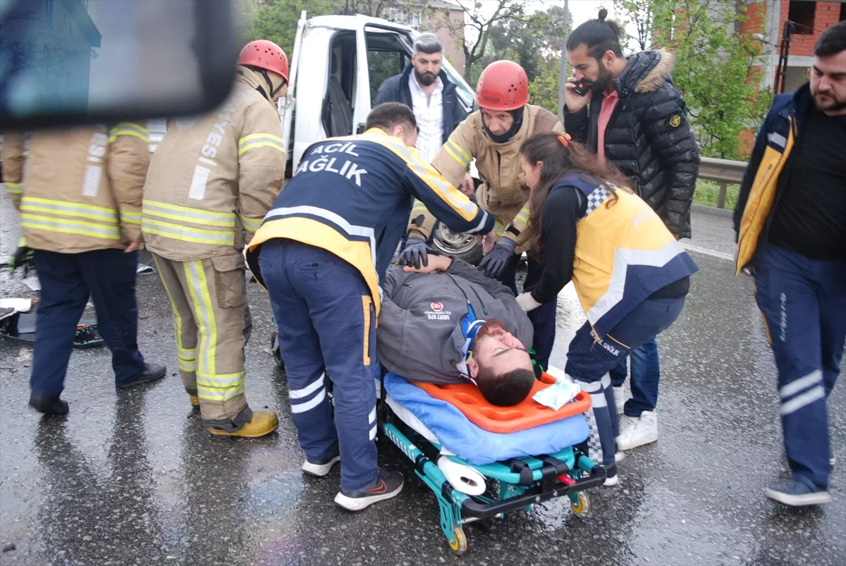 Kartal'da bariyerlere çarpan kamyonetin sürücüsü yaralandı